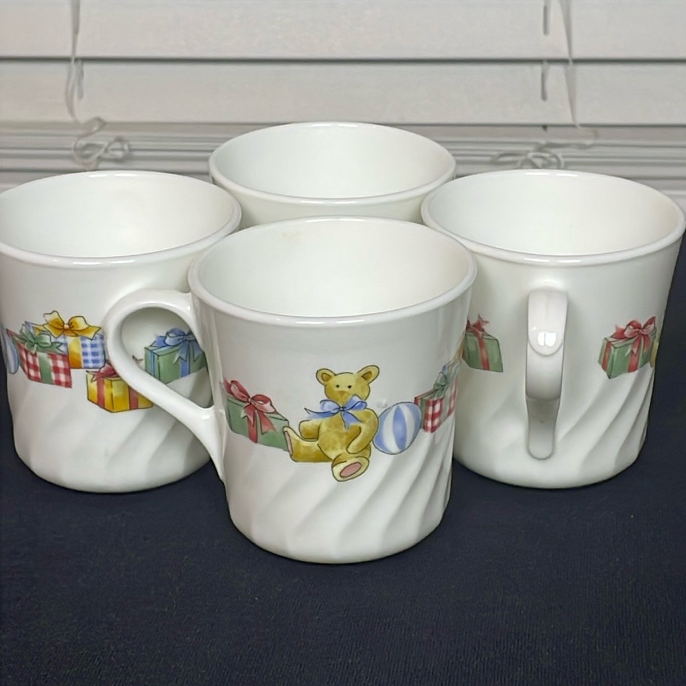 EUC Set of 4 Vintage Corelle By Corning Holiday Magic Teddy Bear Mugs